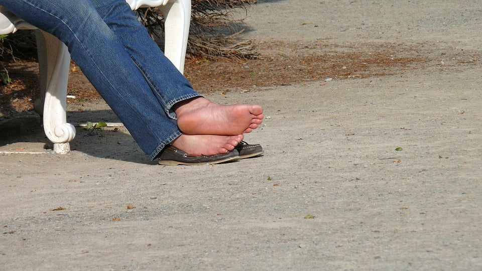 The distinction between feet with fallen arches and those with flat feet